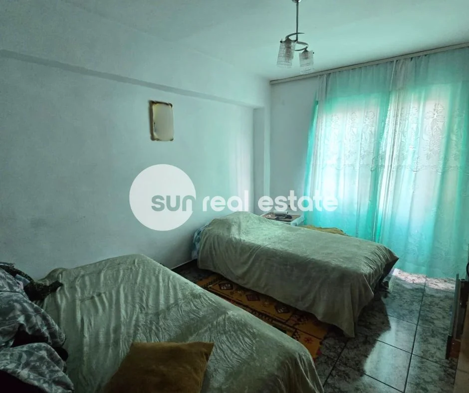 Shkoder, jepet me qera apartament 2+1+Ballkon Kati 2, 58 m² (KRYQEZIMI PREK CALI)