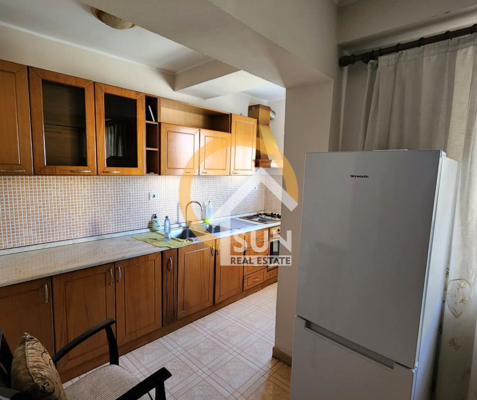 Shkoder, jepet me qera apartament 2+1+Ballkon Kati 1, 85 m² (KRYQEZIMI PREK CALI)