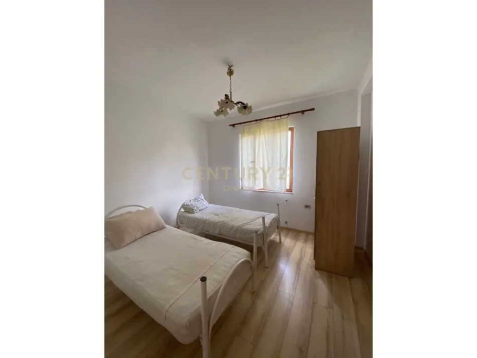 Tirane, jepet me qera apartament 3+1 Kati 3, 103 m² 450 € (Rruga:"Sadik Petrela")