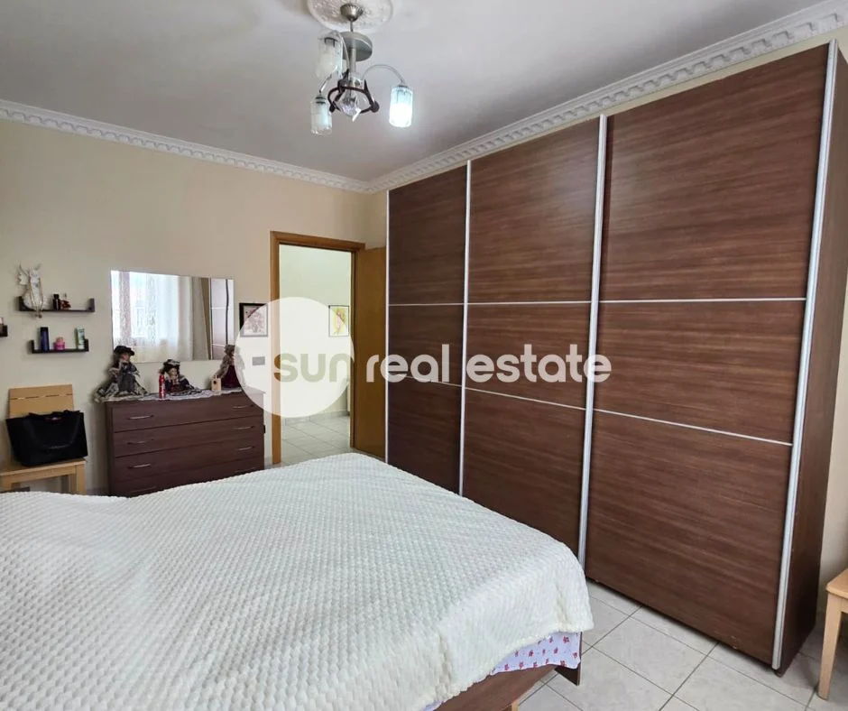 Shkoder, jepet me qera apartament 2+1+Ballkon Kati 1, 98 m² (PRANE GJUHADOL)