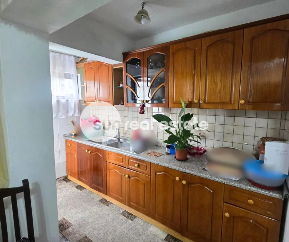 Shkoder, jepet me qera apartament 2+1+Ballkon Kati 2, 58 m² (KRYQEZIMI PREK CALI)
