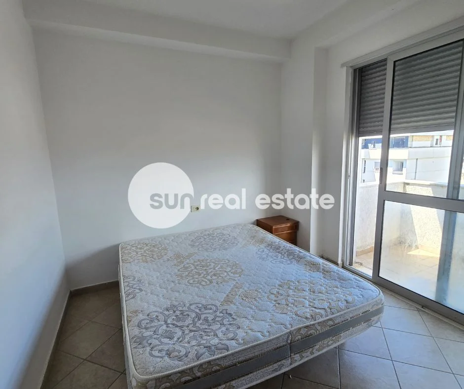 Shkoder, jepet me qera apartament 2+1+Ballkon Kati 8, 80 m² (QENDER)