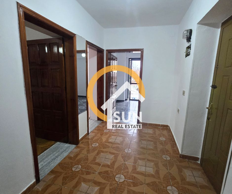 Shkoder, jepet me qera apartament 2+1+Ballkon Kati 2, 75 m² (PARRUCE)