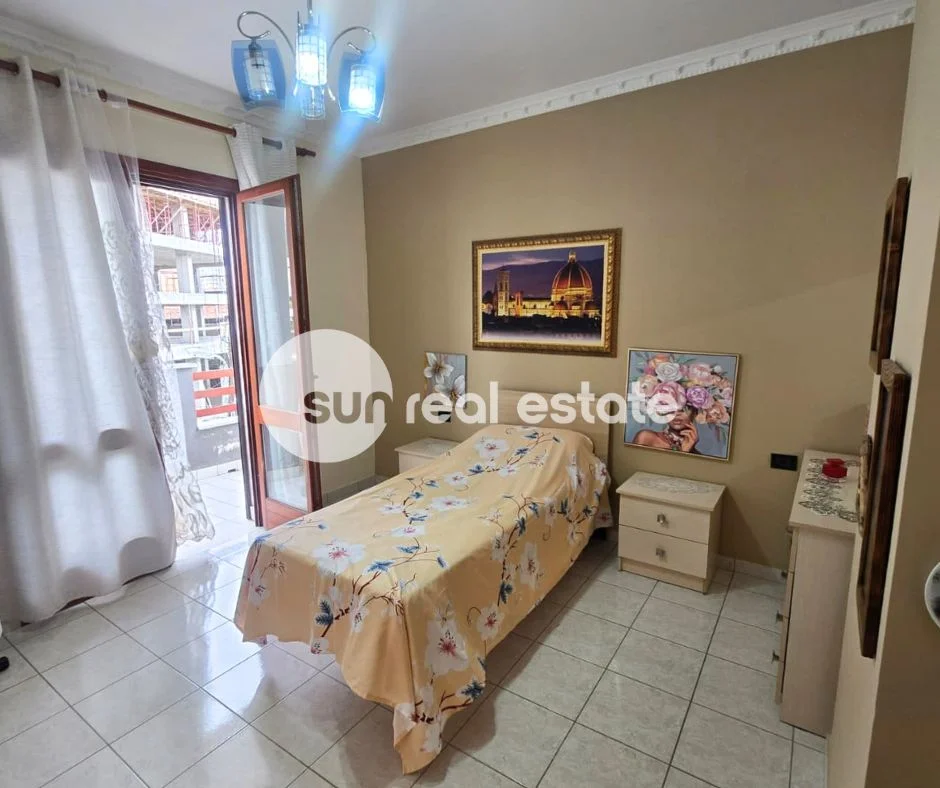 Shkoder, jepet me qera apartament 2+1+Ballkon Kati 1, 98 m² (PRANE GJUHADOL)