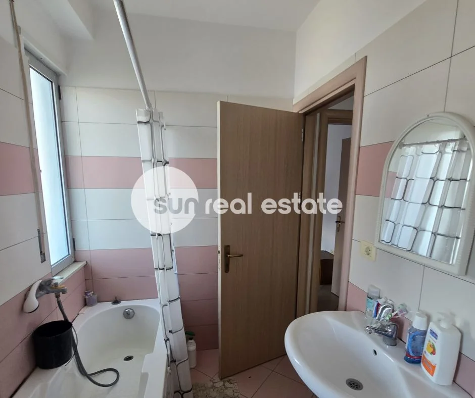 Shkoder, jepet me qera apartament 2+1+Ballkon Kati 8, 80 m² (QENDER)