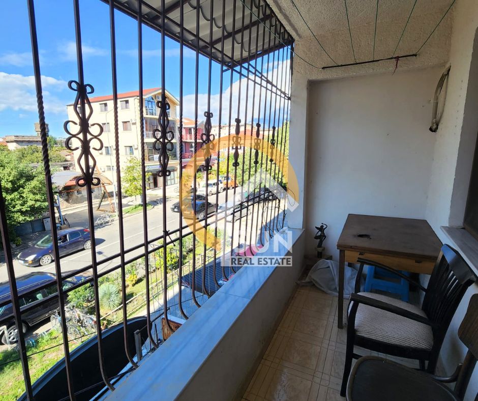 Shkoder, jepet me qera apartament 2+1+Ballkon Kati 1, 85 m² (KRYQEZIMI PREK CALI)
