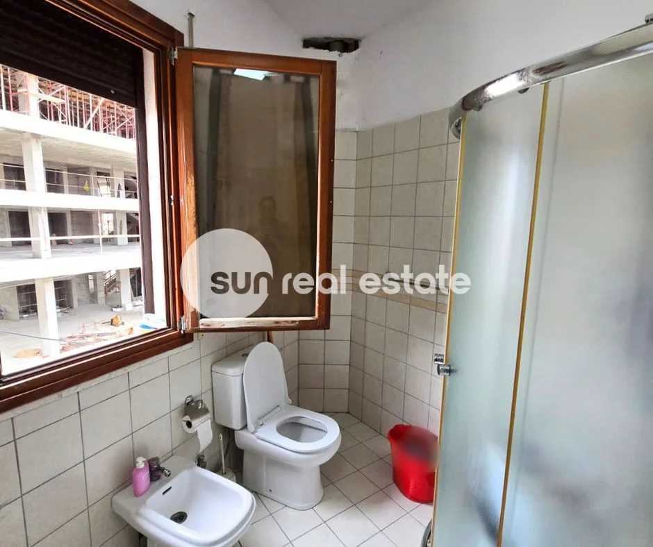 Shkoder, jepet me qera apartament 2+1+Ballkon Kati 1, 98 m² (PRANE GJUHADOL)