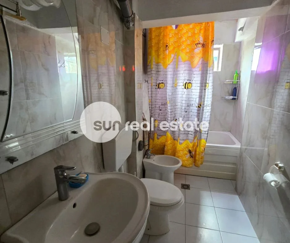 Shkoder, jepet me qera apartament 2+1+Ballkon Kati 2, 58 m² (KRYQEZIMI PREK CALI)