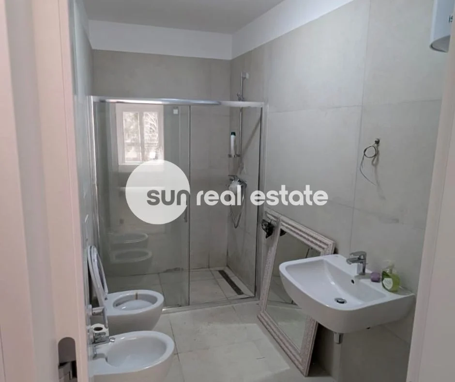 Tirane, jepet me qera apartament 2+1+Ballkon Kati 2, 135 m² 1.500 € (AFER PARKUT TE LIQENIT)