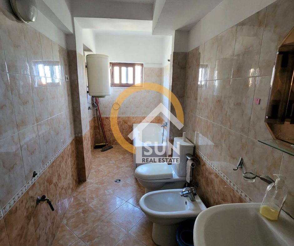 Shkoder, jepet me qera apartament 2+1+Ballkon Kati 1, 85 m² (KRYQEZIMI PREK CALI)
