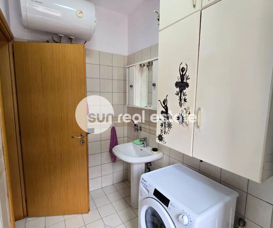 Shkoder, jepet me qera apartament 2+1+Ballkon Kati 1, 98 m² (PRANE GJUHADOL)