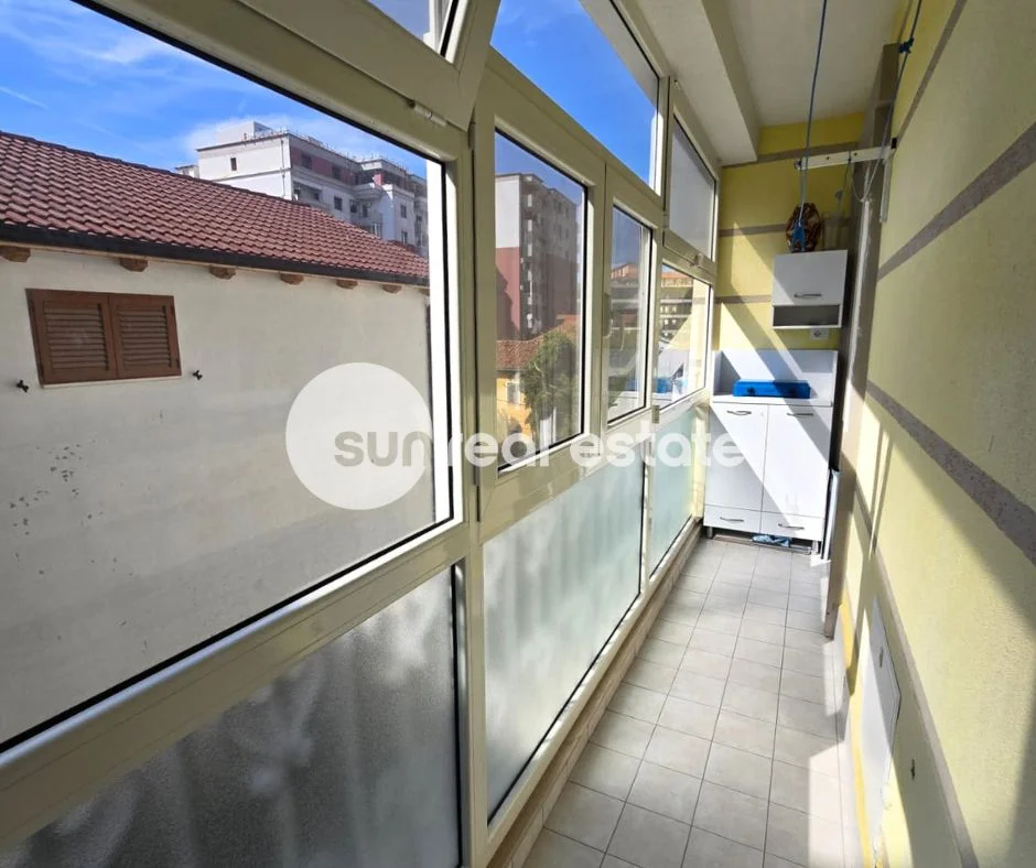 Shkoder, jepet me qera apartament 1+1+Ballkon Kati 2, 60 m² 400 € (GJUHADOL)