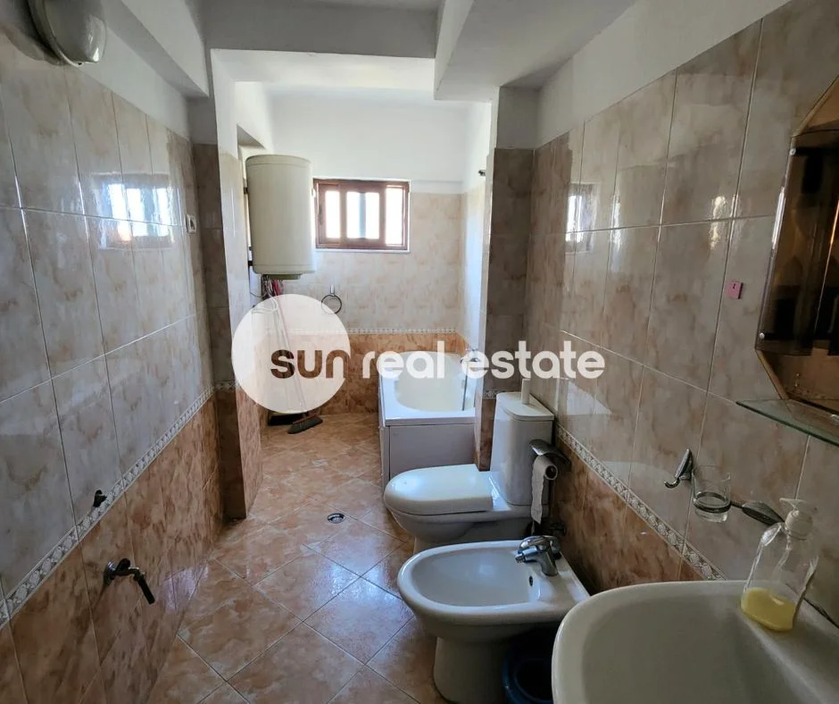 Shkoder, jepet me qera apartament 2+1+Ballkon Kati 1, 85 m² (KRYQEZIMI PREK CALIT)