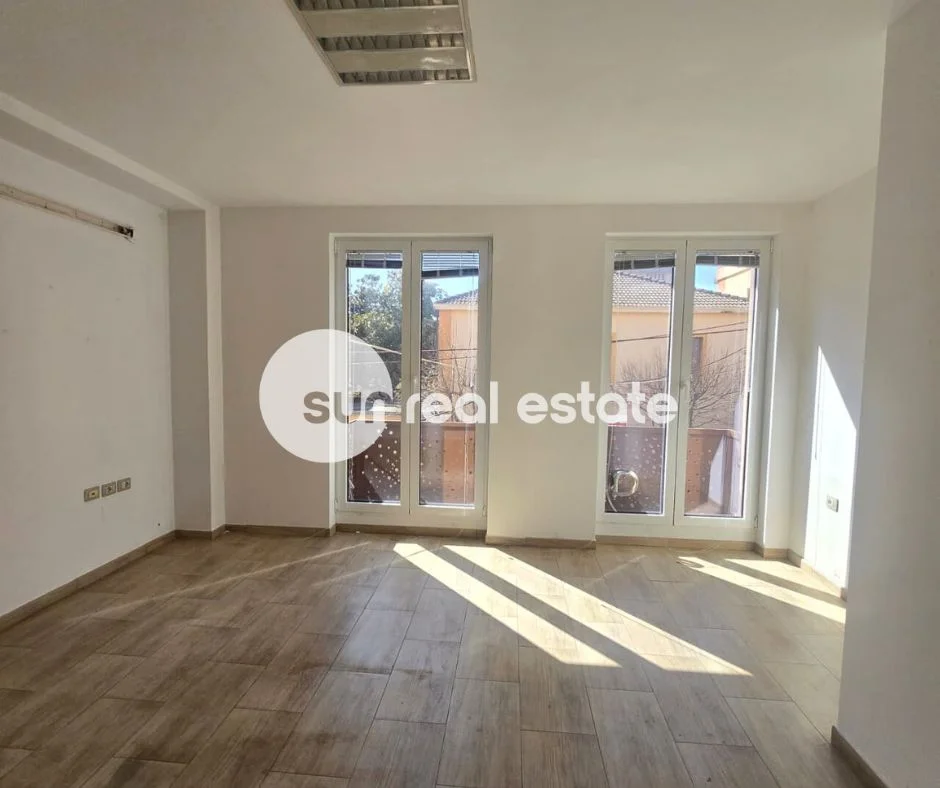 Shkoder, jepet me qera ambjent biznesi Kati 1, 130 m² (RR. DON BOSKO)