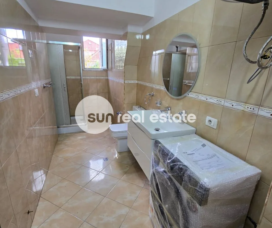 Shkoder, jepet me qera apartament 2+1+Ballkon Kati 1, 96 m² (DERGUT)