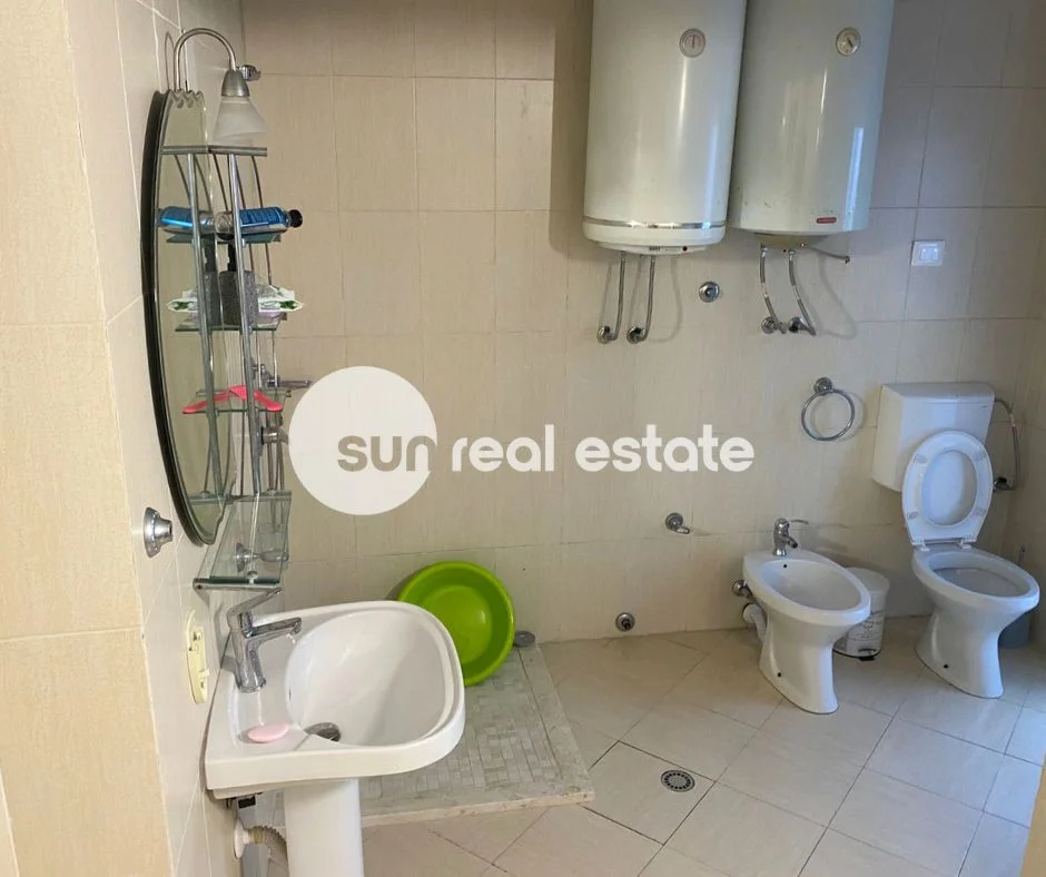 Shkoder, jepet me qera shtepi 2+1 Kati 0, (RUS)