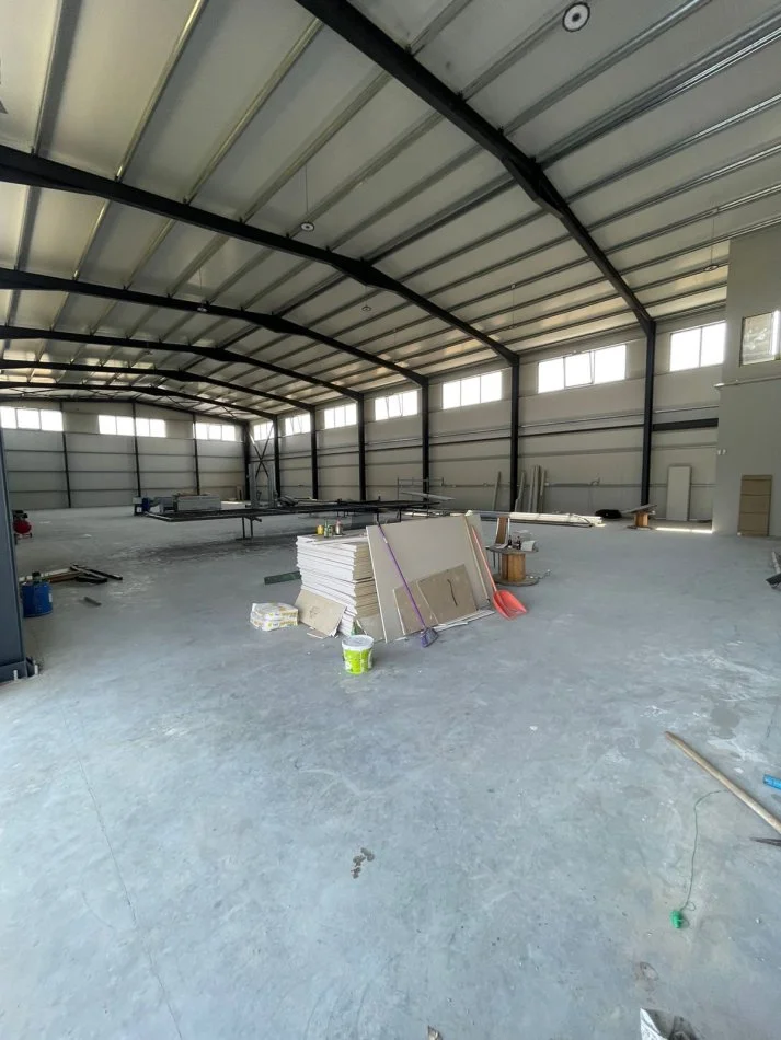 Tirane, jepet me qera magazine Kati 0, 3.000 m² 1.300 € (VALIAS)