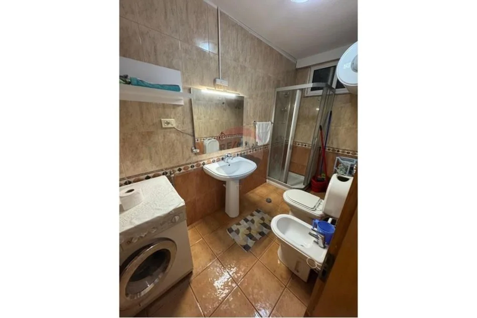 Tirane, jepet me qera apartament 1+1 Kati 3, 75 m² 600 € (Rruga Fortuzi)