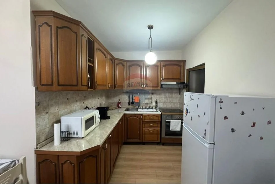 Tirane, jepet me qera apartament 1+1 Kati 3, 75 m² 600 € (Rruga Fortuzi)