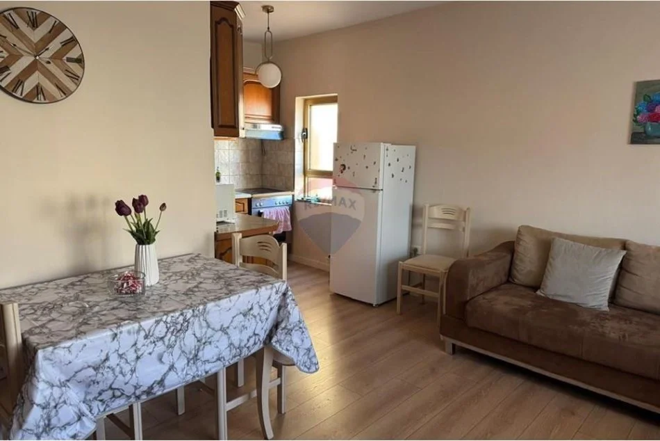 Tirane, jepet me qera apartament 1+1 Kati 3, 75 m² 600 € (Rruga Fortuzi)