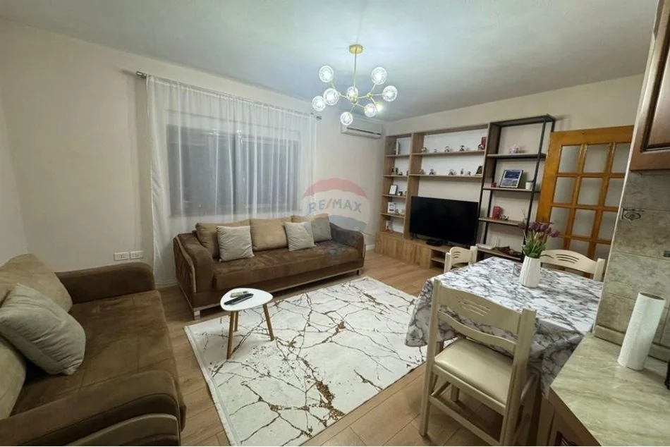 Tirane, jepet me qera apartament 1+1 Kati 3, 75 m² 600 € (Rruga Fortuzi)