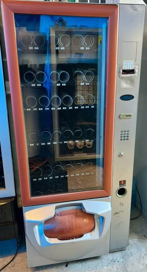 Shqiperi, oferte Shiten Distributor Automatik per Kafe dhe Snack ne Durres Gjithashtu disponojme edhe makineri per Cigare si dhe Expresa Gaia te markes Bianchi qe jane gati si te rinje dhe te pershtashem per restorante ,lokale,Bujtina ,Farmaci ,...