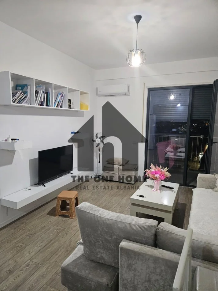 Tirane, jepet me qera apartament 1+1+Ballkon Kati 4, 70 m² 500 € (ish - Venue Club)