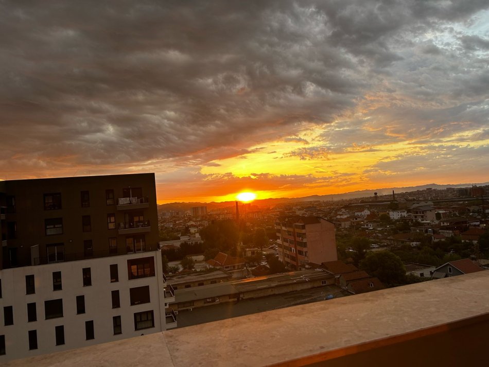 Tirane, jepet me qera apartament 1+1+verande Kati 8, 53 m² 600 €