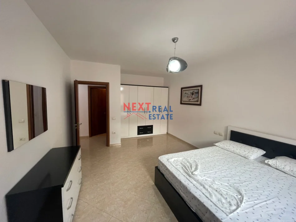 Vlore, jepet me qera apartament 2+1+Ballkon , 350 € (LUNGOMARE)