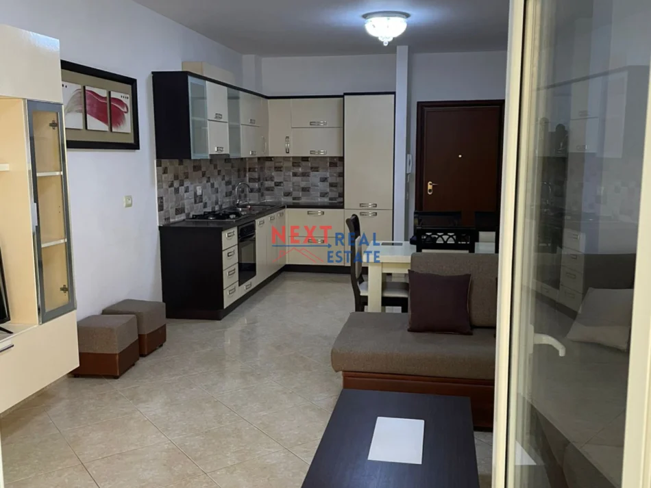 Vlore, jepet me qera apartament 2+1+Ballkon , 350 € (LUNGOMARE)