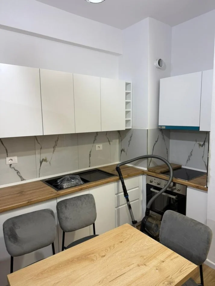 Tirane, jepet me qera apartament 1+1+Ballkon Kati 6, 50 m² 400 € (Kompleksi Kadiu, Mangalem21)