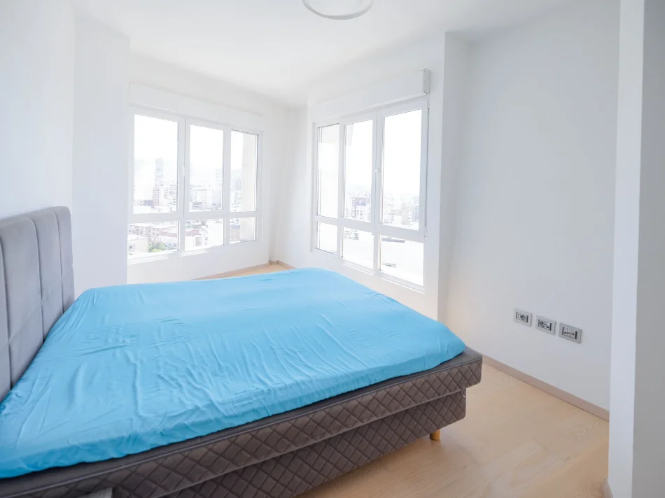 Tirane, jepet me qera apartament 3+1+Aneks+Ballkon Kati 12, 138 m² 1.000 € (Rruga Frosina Plaku)