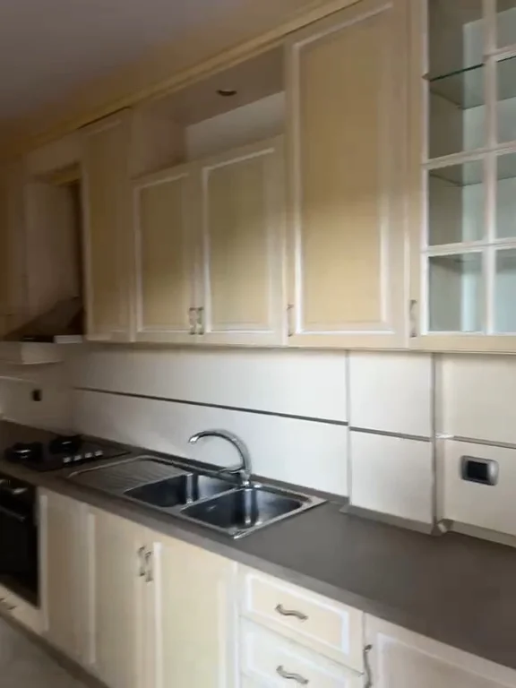 Tirane, jepet me qera apartament 2+1+Ballkon Kati 1, 400 €