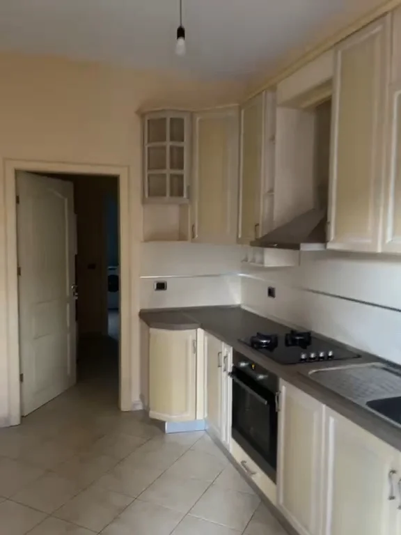Tirane, jepet me qera apartament 2+1+Ballkon Kati 1, 400 €