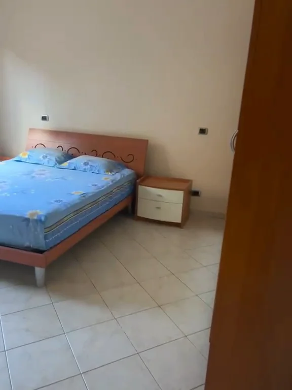 Tirane, jepet me qera apartament 2+1+Ballkon Kati 1, 400 €