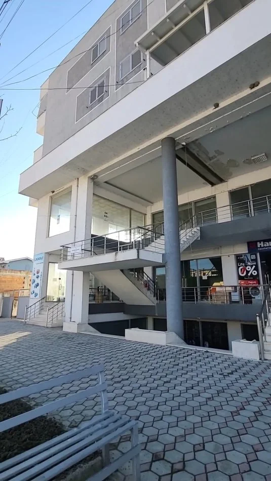 Lushnje, shitet ambjent biznesi Kati 1, 350 m² (Shetitorja Stadiumit)