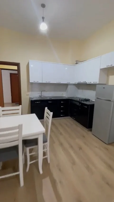 Tirane, jepet me qera apartament 1+1+Ballkon Kati 2, 66 m² (Perball Kompleksit Jolla,Astir)