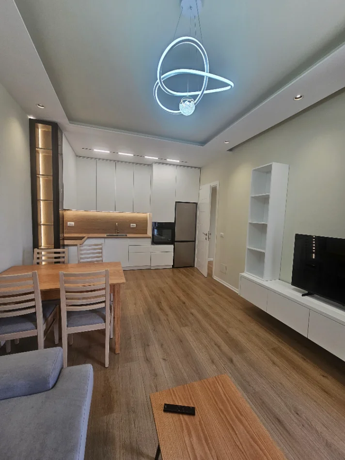 Tirane, jepet me qera apartament 1+1+Ballkon Kati 6, 60 m² 600 € (kinostudio)