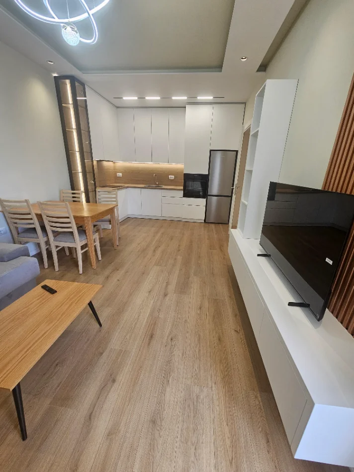 Tirane, jepet me qera apartament 1+1+Ballkon Kati 6, 60 m² 600 € (kinostudio)