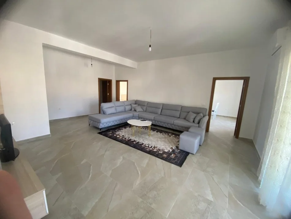 Tirane, jepet me qera apartament 2+1+Ballkon Kati 2, 128 m² 500 € (unaza e re)