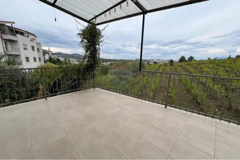 Tirane, jepet me qera Vile 3 Katshe Kati 4, 250 m² 1.800 € (TEG)