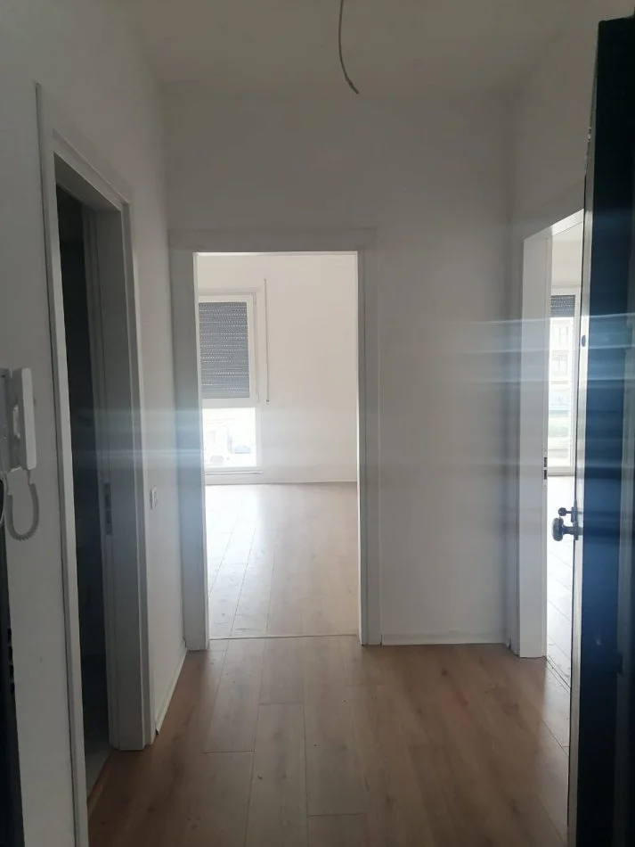 Tirane, shitet 1+1+Ballkon Kati 2, 