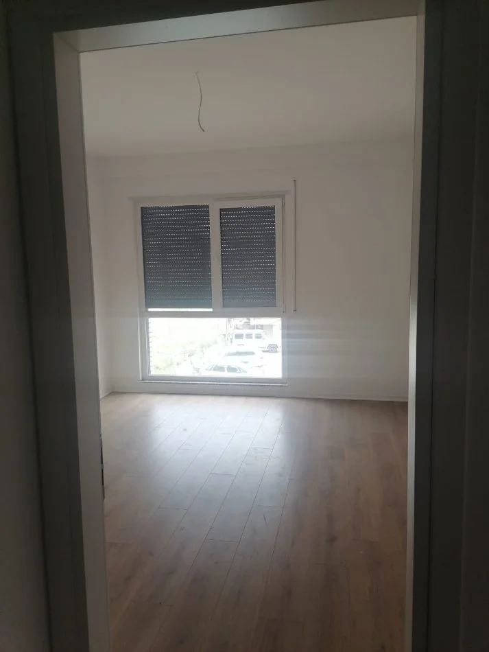 Tirane, shitet 1+1+Ballkon Kati 2, 