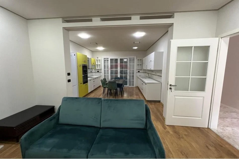 Tirane, jepet me qera Vile 3 Katshe Kati 4, 250 m² 1.800 € (TEG)