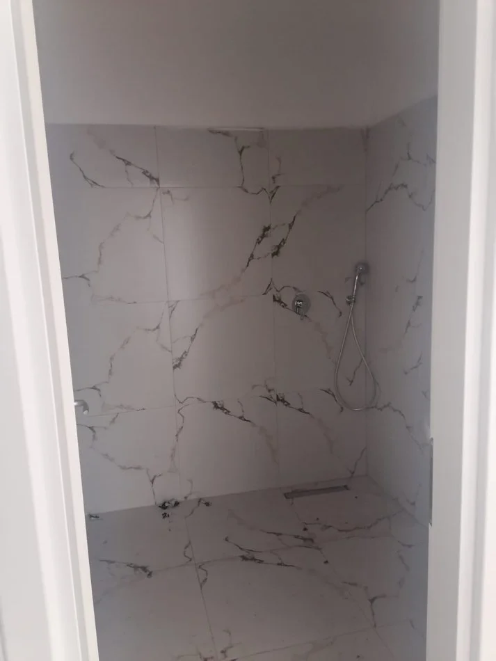 Tirane, shitet 1+1+Ballkon Kati 2, 