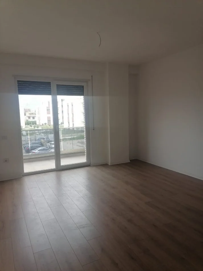 Tirane, shitet 1+1+Ballkon Kati 2, 