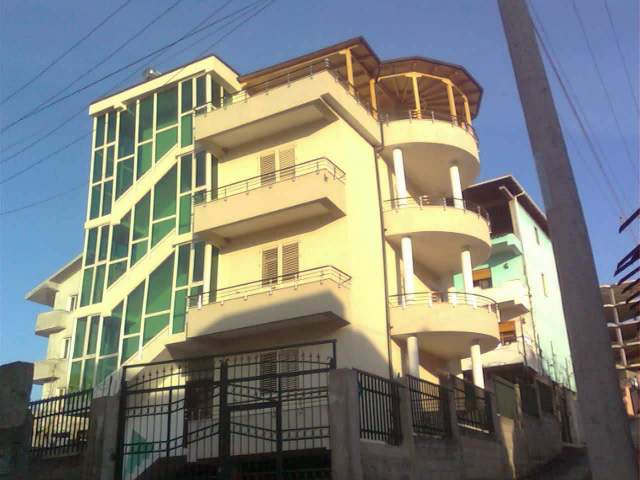 Tirane, jepet me qera Vile 4 Katshe (Rruga 3 Vellezerit Kondi)