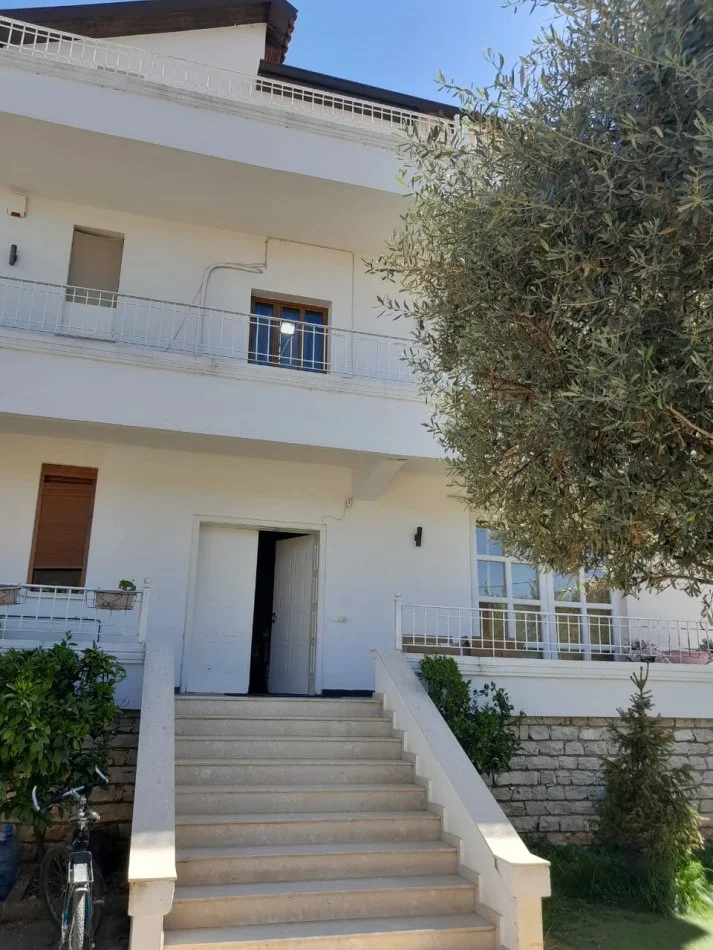 Tirane, jepet me qera apartament 3 Katshe , (Rruga Halit Bega)