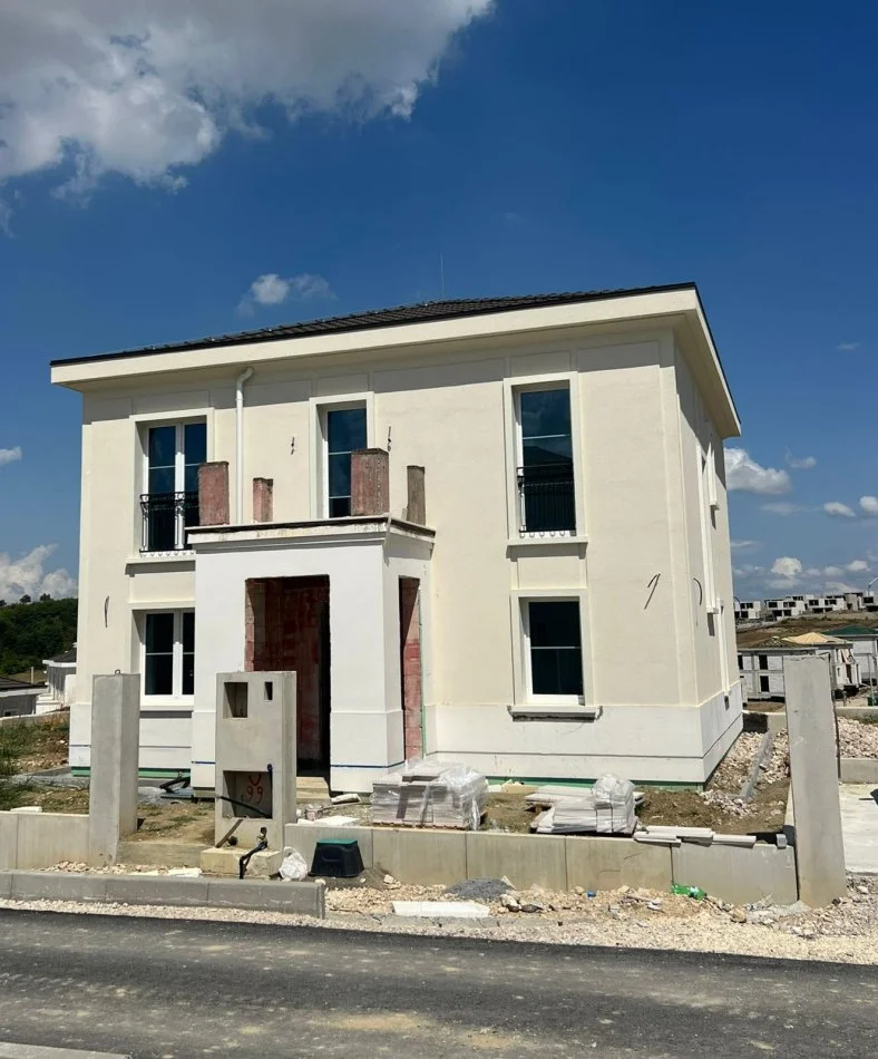 Shitet, Vile 3 Kateshe, Rolling Hill Residence