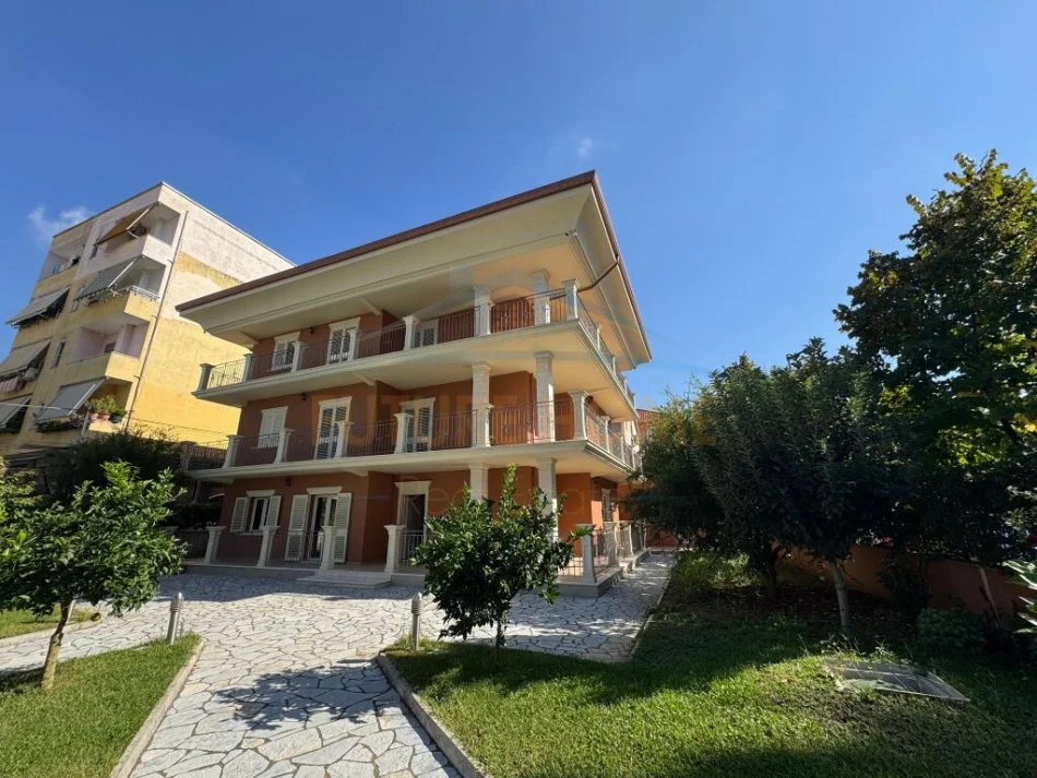 Tirane, jepet me qera 3 Katshe , 10.000 € (vilat Gjerane)